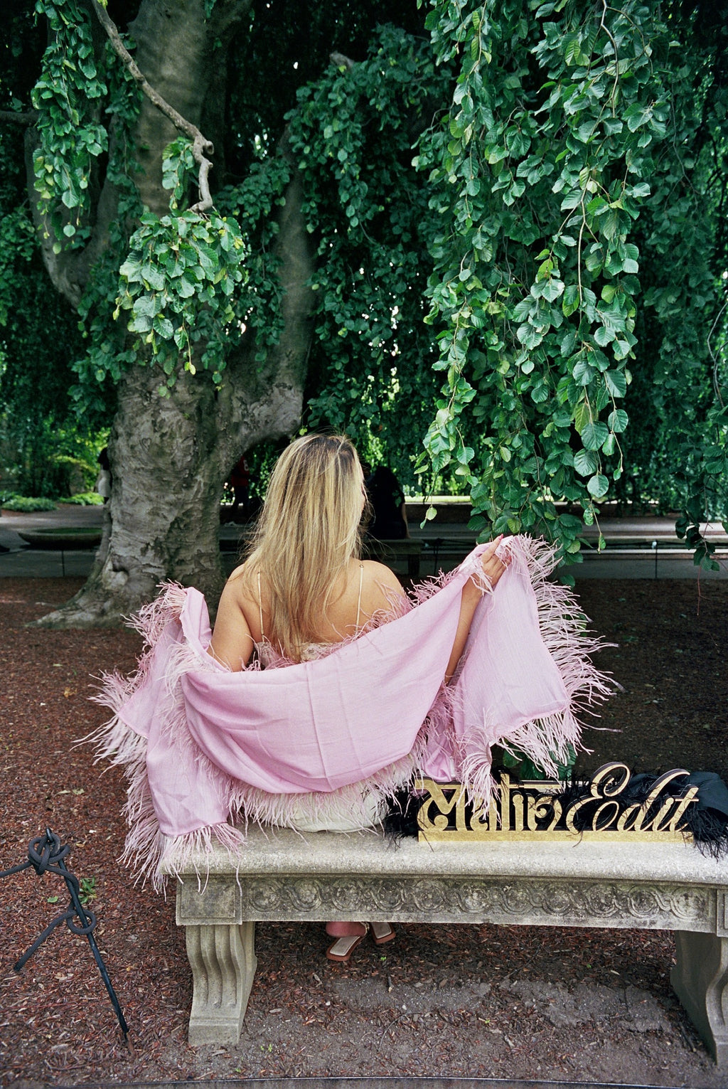 Cashmere wool shawl with light ostrich feathers